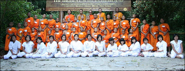 20120501-nuns and monks in thai Doi_Inthanon_4.JPG